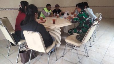 Babinsa Bersama Bhabinkamtibmas Kepatihan Wetan Bersinergi Bantu Mediasi Selesaikan Permasalahan Warga