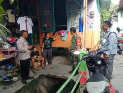 Waspadai Banjir Babinsa Bersama Bhabinkamtibmas Kepatihan Wetan Berikan Himbauan Melalui Komsos