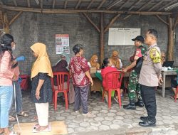 Peduli Kesehatan Warga, Babinsa Pajang Dampingi Petugas Puskesmas Laksanakan Pengecekan Kesehatan