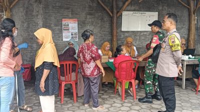 Peduli Kesehatan Warga, Babinsa Pajang Dampingi Petugas Puskesmas Laksanakan Pengecekan Kesehatan