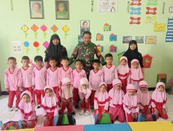 Babinsa Sambangi TK Aisyiyah Kampung Sewu 02, Berikan Motivasi Dan Semangat Belajar