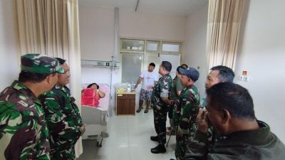 Kepedulian Keluarga Besar Koramil 04/Jebres Bezuk Istri Anggota Yang Sedang Sakit