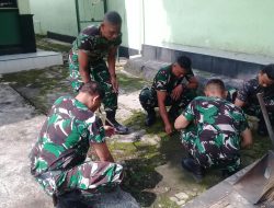 Jaga Kebersihan Lingkungan, Anggota Koramil 02/Banjarsari Laksanakan Kurve Pembersihan Sekitar Perkantoran