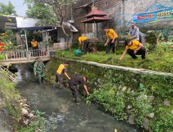 Cegah Bahaya Banjir, Koramil 04/Jebres Kodim 0735/Surakarta Gelar Karya Bakti Terpadu Pembersihan Sungai