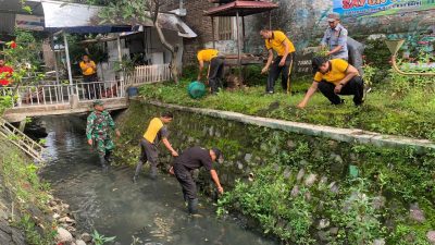 Cegah Bahaya Banjir, Koramil 04/Jebres Kodim 0735/Surakarta Gelar Karya Bakti Terpadu Pembersihan Sungai
