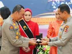 Serah Terima Ibu Asuh Polwan Polda Sumsel Dari Ny. Dewwy Andi Rian Kepada Ny. Eka Sandi Nugroho