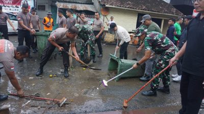 Dandim 0735/Surakarta Pimpin Aksi Pembersihan Sungai Dan Pasar Tradisional Wujudkan Kota Surakarta Yang Aman, Sehat, Resik, Dan Indah