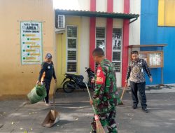 Bersih-Bersih Taman Cerdas, Wujud Kepedulian Babinsa Nusukan, Jaga Lingkungan Tetap ASRI