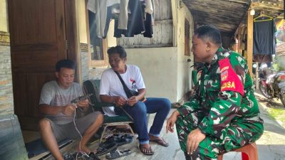 Wujudkan Kebersamaan Dan Harmoni, Babinsa Gandekan Jalin Silaturahmi Dengan Warga