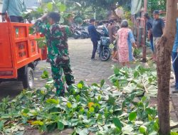 Babinsa Setabelan dan Warga Bersihkan Lingkungan, Wujudkan Kemanunggalan TNI-Rakyat