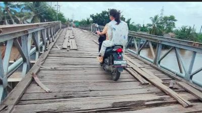 Jembatan Keramasan Jalan Putri Dayang Rusak Parah Puluhan Tahun Kondisi kian Mencekam