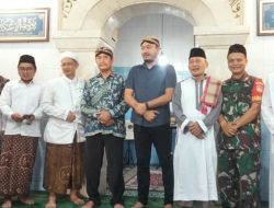 Tingkatkan Keimanan Dan Ketaqwaan, Babinsa Kepatihan Wetan Menunaikan Sholat Jum’at di Masjid Al Fatih