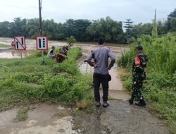 Babinsa Sewu Cek Debit Air Sungai Bengawan Solo, Antisipasi Luapan Air Saat Hujan Deras Tiba