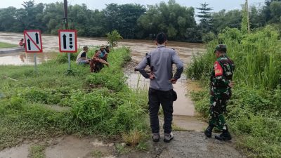Babinsa Sewu Cek Debit Air Sungai Bengawan Solo, Antisipasi Luapan Air Saat Hujan Deras Tiba