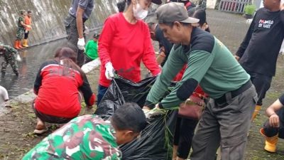 Tanpa Lelah, Babinsa Gilingan Terjun Ke Lapangan Pelopori Kerja Bakti Pembersihan Lingkungan