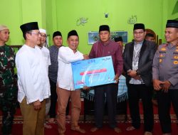 Zulmaeta Serahkan Bantuan Pembangunan Mesjid Baiturahman Ompang Tanah Sirah