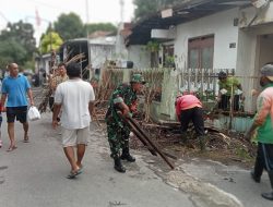 Berikan Contoh Yang Baik, Babinsa Purwosari Bersama Warga Kerja Bakti di Wilayah Binaan