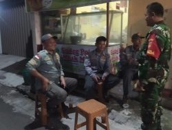 Jaga Kondusifitas Dan Keamanan Wilayah, Piket Koramil 05/Pasar Kliwon Laksanakan Patroli Malam Bersama Linmas