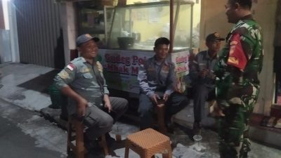 Jaga Kondusifitas Dan Keamanan Wilayah, Piket Koramil 05/Pasar Kliwon Laksanakan Patroli Malam Bersama Linmas