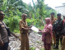 Peduli Lingkungan, Babinsa & Bhabinkamtibmas Pajang Ingatkan Warga Tidak Membakar Sampah Sembarangan