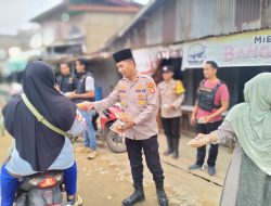 Ramadhan Penuh Berkah, Polsek Muara Telang Bagikan Takjil Pada Masyarakat Yang Melintas