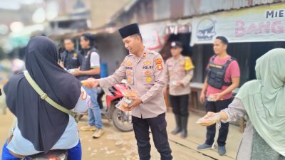 Ramadhan Penuh Berkah, Polsek Muara Telang Bagikan Takjil Pada Masyarakat Yang Melintas