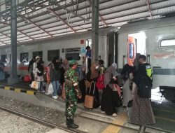 Tingkatkan Keamanan Obyek Vital Jelang Idul Fitri, Babinsa Purwosari Laksanakan Pemantauan di Stasiun