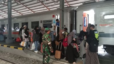 Tingkatkan Keamanan Obyek Vital Jelang Idul Fitri, Babinsa Purwosari Laksanakan Pemantauan di Stasiun