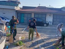 Budayakan Gotong Royong, Babinsa Tegalharjo Kerja Bakti Bersama Masyarakat Bersihkan Lingkungan