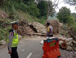 Bukit Longsor di Sawahan Ponjong Tutup Jalan Semin–Ponjong, Petugas Lakukan Penanganan