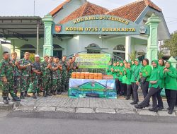 Semarakkan Ramadhan, Koramil 04/Jebres & Persit KCK Ranting 05 Koramil 04/Jebres Berbagi Takjil Buka Puasa
