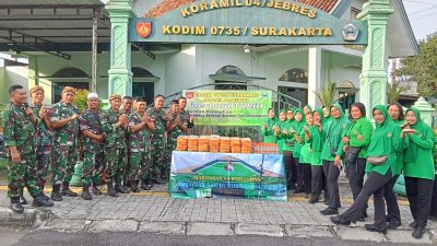 Semarakkan Ramadhan, Koramil 04/Jebres & Persit KCK Ranting 05 Koramil 04/Jebres Berbagi Takjil Buka Puasa