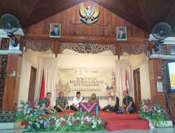 Jalin Kemitraan Dengan Masyarakat, Babinsa Kepatihan Wetan Hadiri Kegiatan Rembug Warga & Buka Puasa Bersama