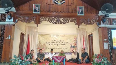 Jalin Kemitraan Dengan Masyarakat, Babinsa Kepatihan Wetan Hadiri Kegiatan Rembug Warga & Buka Puasa Bersama