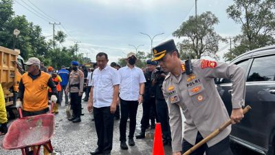 Gerakan Indonesia Asri Bergulir, Polda Sumsel Benahi Jalan Rusak Jelang Mudik