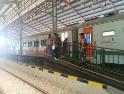 Pantau Arus Mudik Lebaran 2026 Di Stasiun,Babinsa Purwosari Yakinkan Situasi Tetap Aman & Kondusif