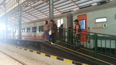 Pantau Arus Mudik Lebaran 2026 Di Stasiun,Babinsa Purwosari Yakinkan Situasi Tetap Aman & Kondusif