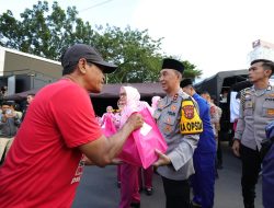 Berbagi Ramadhan Kapolda Sumsel Irjen Pol Sandi Nugroho dan Bhayangkari Sapa Pengendara di Simpang 5 DPRD