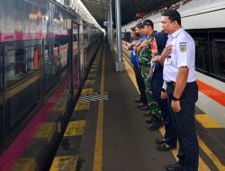 Ditengah Arus Mudik Lebaran 1447 H, Kodim 0735/Surakarta Siaga Jaga Kenyamanan Penumpang Kereta Api