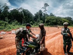 Satgas Pamtas Statis Yonif 403/WP Korem 072/Pmk Kodam IV/Diponegoro berhasil menggagalkan upaya penyelundupan empat paket ganja