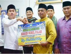 Safari di Masjid Nurul Falah Sangir, Ketua DPRD Salurkan Bantuan Hibah Masjid