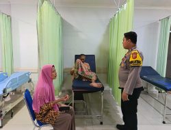Tinggal Sendiri, Lansia di Pangandaran Dibantu Polisi Menuju Rumah Sakit