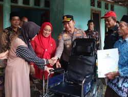 Wujud Kepedulian, Kapolres dan Bupati Gunungkidul Serahkan Bantuan Kursi Roda