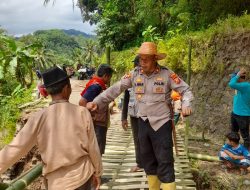 Respons Cepat Bencana, Polri dan Warga Dirikan Jembatan Darurat di Garut