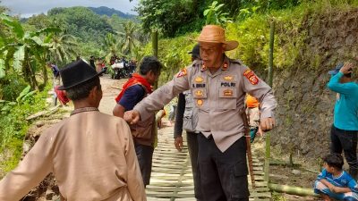 Respons Cepat Bencana, Polri dan Warga Dirikan Jembatan Darurat di Garut