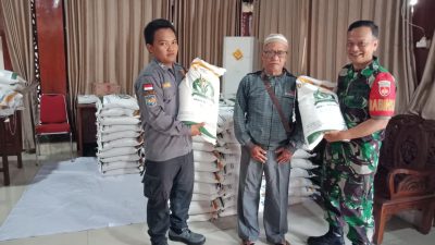 Peran Aktif Babinsa Kepatihan Wetan Dalam Pendistribusian Bantuan Beras Kepada Warga Kurang Mampu
