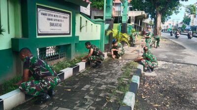 Ciptakan lingkungan Perkantoran Bersih & Asri, Anggota Koramil 02/Banjarsari Bersihkan Pangkalan