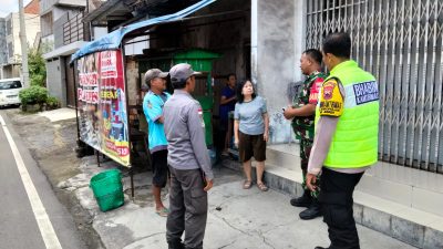 Bersama Bhabinkamtibmas & Linmas Babinsa Sudiroprajan Laksanakan Patroli, Jaga Kondusifitas Lingkungan