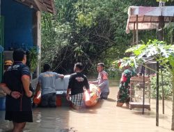 Babinsa Koramil 04/Jebres, Bantu Evakuasi Korban Banjir