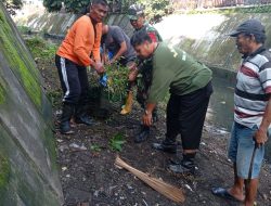 Cegah Banjir, Babinsa Punggawan Bersama Warga Bersihkan Aliran Sungai